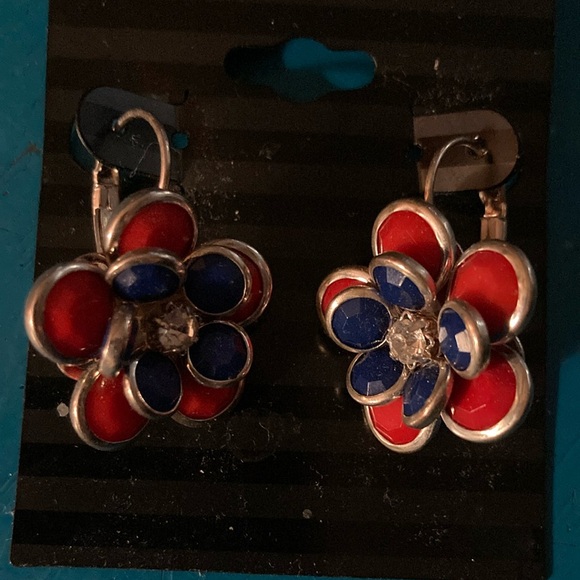 Earrings, Adorable 1” red, white & blue stone flower earrings - spring clasps - Picture 2 of 8
